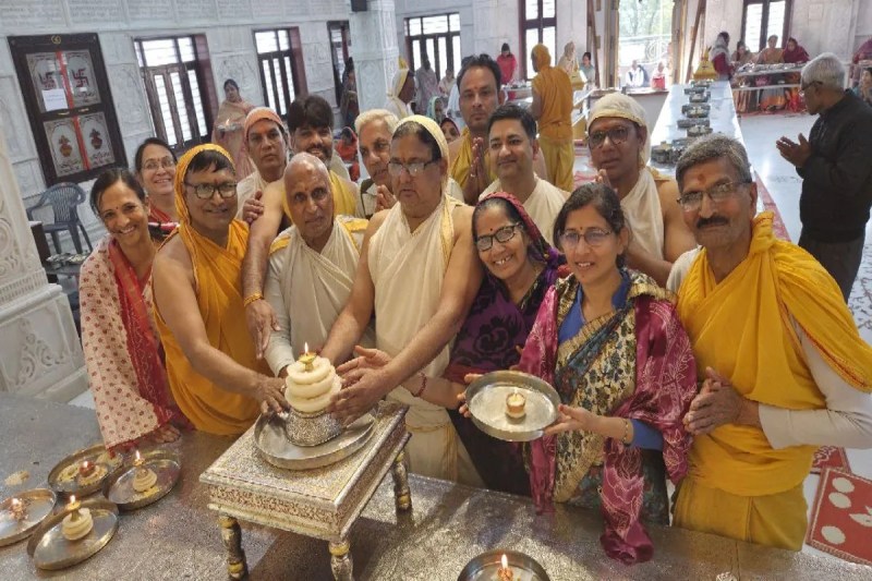 Muni Suvratnath Bhagwan's Moksha Kalyanak festival was celebrated with devotion.