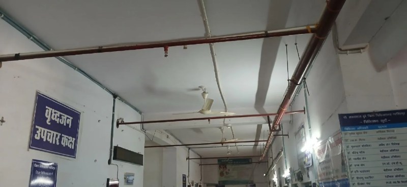 जिला अस्पताल में फायर सेफ्टी लाइन का कार्य करीब चार साल पहले शुरू किया गया था। जो आज तक पूरा नहीं हो सका है, कई महिनों से बंद पड़े कार्य को शुरू कराने प्रबंधन भी ध्यान नहीं दे रहा है।