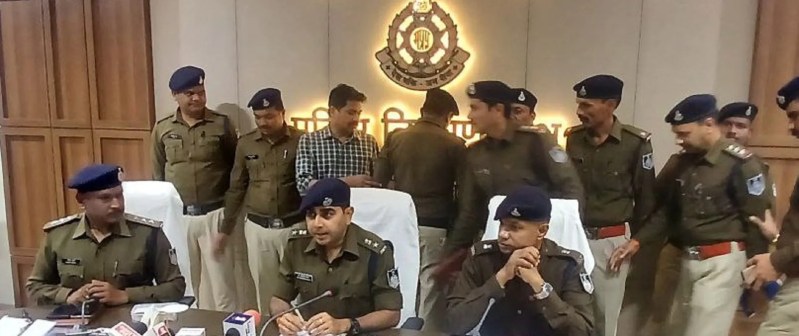 शादी में जा रहे एक दंपति की आंखों में मिर्ची डालकर मंगलसूत्र लूटने वाले दो आरोपियों को स्टेशनगंज पुलिस ने गिरफ्तार किया। वहीं कोतवाली क्षेत्र में एक युवक से 11.25 ग्राम स्मैक बरामद की गई है।