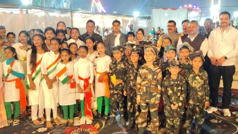 मेले में बच्चों ने अपनी पसंद के झूलों का आनंद लिया, स्वादिष्ट भोजन और मिठाइयों का स्वाद चखा। पुलिस अधिकारियों और स्टाफ ने पूरे समय बच्चों के साथ रहकर उनका उत्साह बढ़ाया।