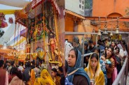 लंबी कतारों में घंटों इंतजार कर भक्तों ने किया भोलेनाथ का भव्य पूजन (फोटो सोर्स : WhatsApp News Group)