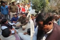 थाने पहुंचकर पुलिस की कार्यप्रणाली पर जताई नाराजगी, समर्थकों संग किया प्रदर्शन (फोटो सोर्स : WhatsApp News Group)