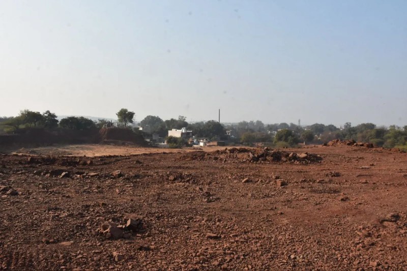 मोतीझील पहाड़ी के चार सर्वे नंबरों से करीब 33 करोड़ रुपए की मुरम चोरी का मामला सामने आया है।