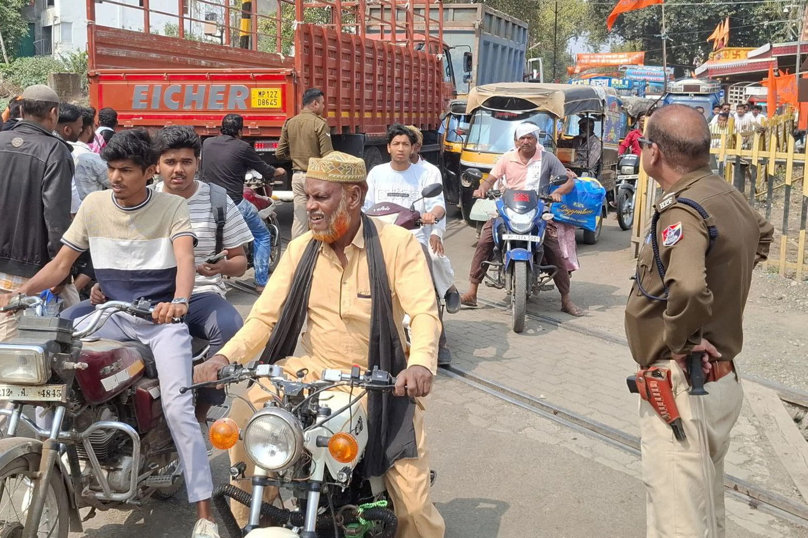 लालचौकी रेलवे गेट को बेरियर को पिकअप ने मारी टक्कर, एक घंटे जाम में फंसे रहे लोग