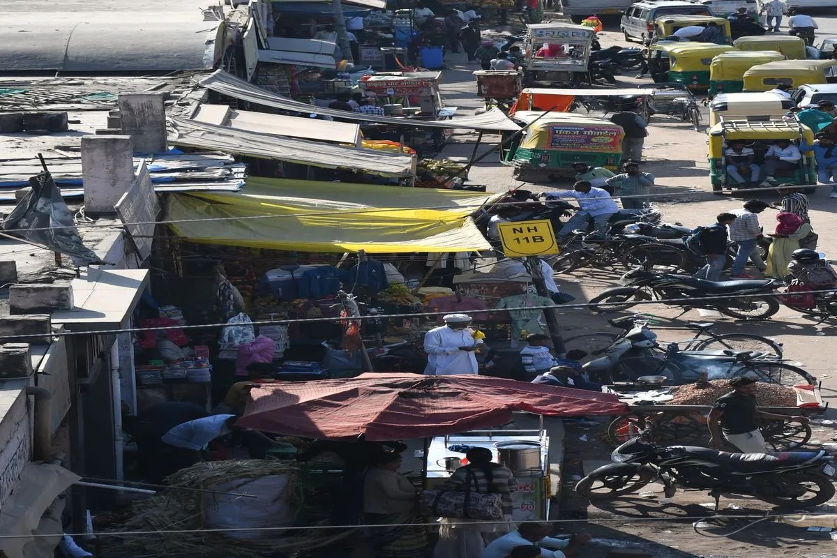 नो एंट्री, न रूट चार्ट...ऑटो व ई-रिक्शा की भागम-भाग No entry, no route chart... the rush of autos and e-rickshaws
