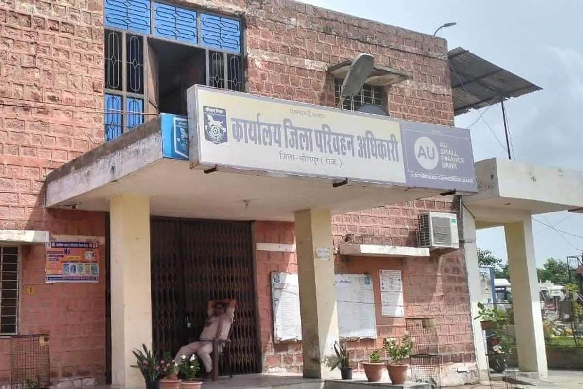 फर्जी आरटीओ कर्मी बन अवैध वसूली करने वाला पकड़ा A person posing as a fake RTO employee was caught extorting money