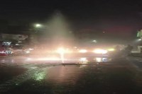 ​शिंदे की छावनी पर रविवार की शाम को पानी की लाइन अचानक फूट गई। इससे सडक़ पर एक लाख लीटर के करीब पानी बर्बाद हो गया।