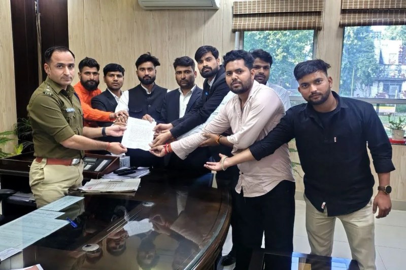 पूर्व मंत्री के खिलाफ अपमानजनक गीत गाने का आरोप Allegations of singing derogatory song against former minister