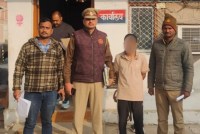 पुलिस टीम के साथ पकड़ा गया आरोपी फोटो सोर्स विभाग