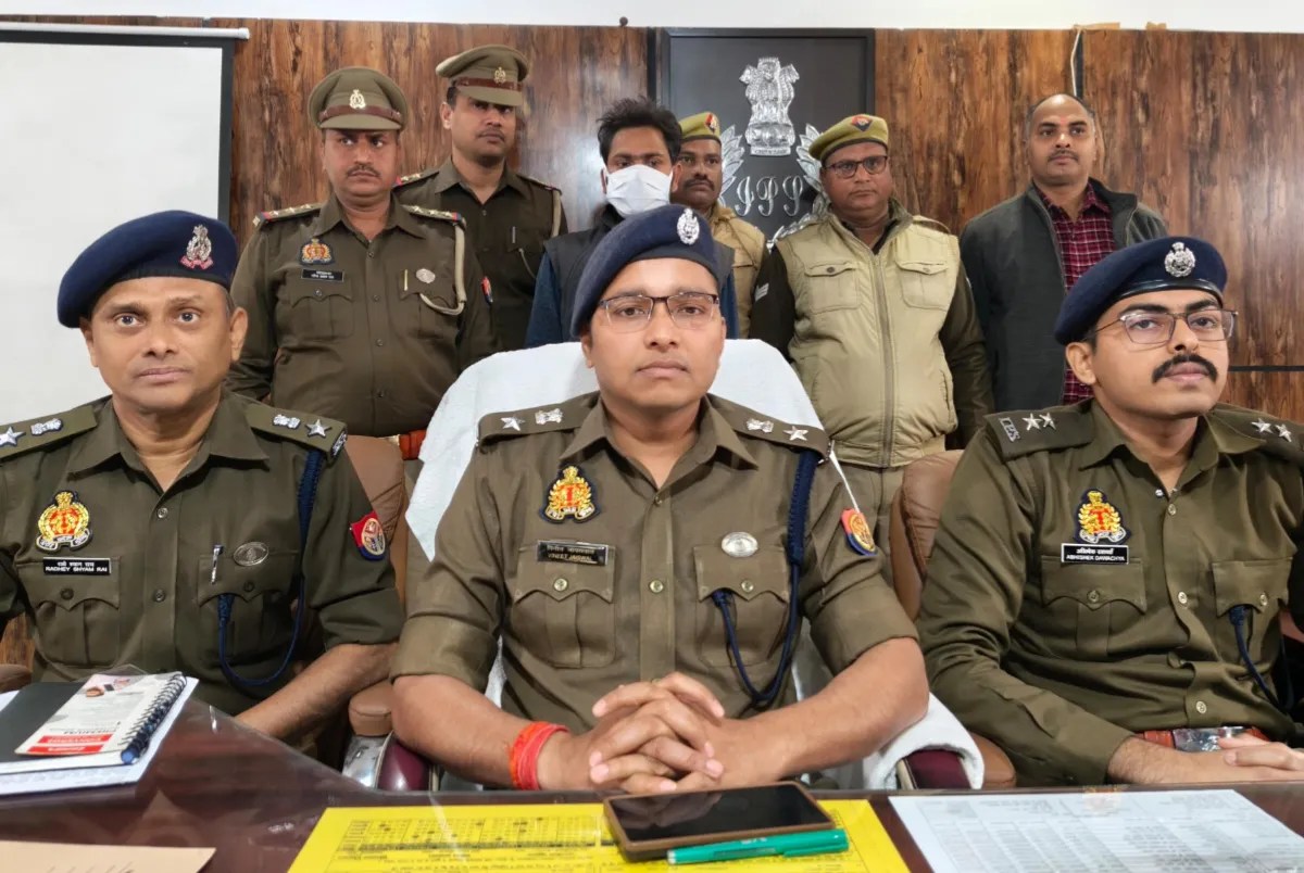 प्रेस वार्ता करते एसपी गिरफ्तार आरोपी फोटो सोर्स विभाग