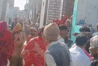 घटना के बाद जुटी लोगों की भीड़ फोटो सोर्स IANS