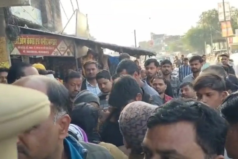 घटनास्थल पर जुटी लोगों की भीड़ फोटो सोर्स पत्रिका