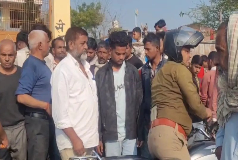 घटना के बाद स्कूल के पास जुटी लोगों की भीड़