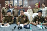 गिरफ्तार आरोपी प्रेस वार्ता करते पुलिस अधीक्षक फोटो सोर्स विभाग