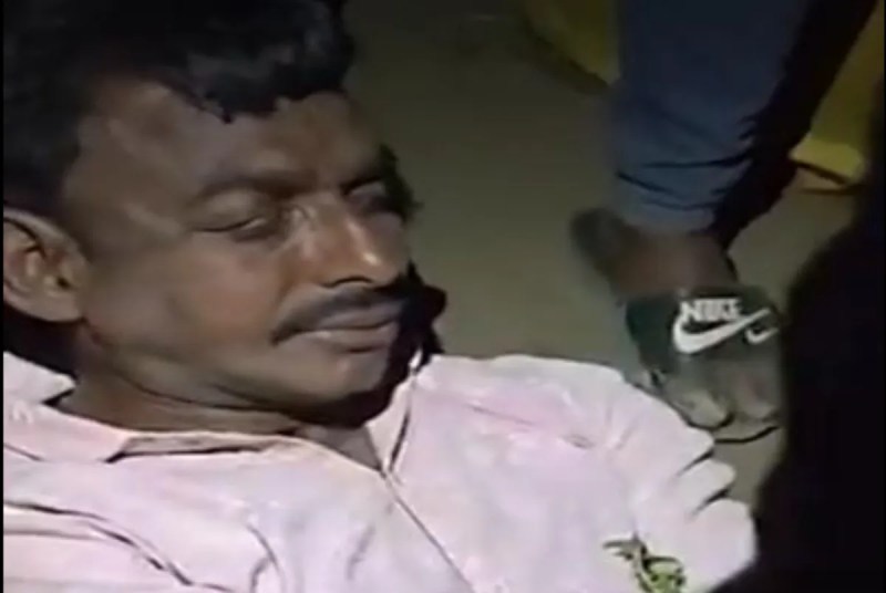 ग्रामीणों की पिटाई से घायल झोलाछाप डॉक्टर फोटो सोर्स वायरल वीडियो