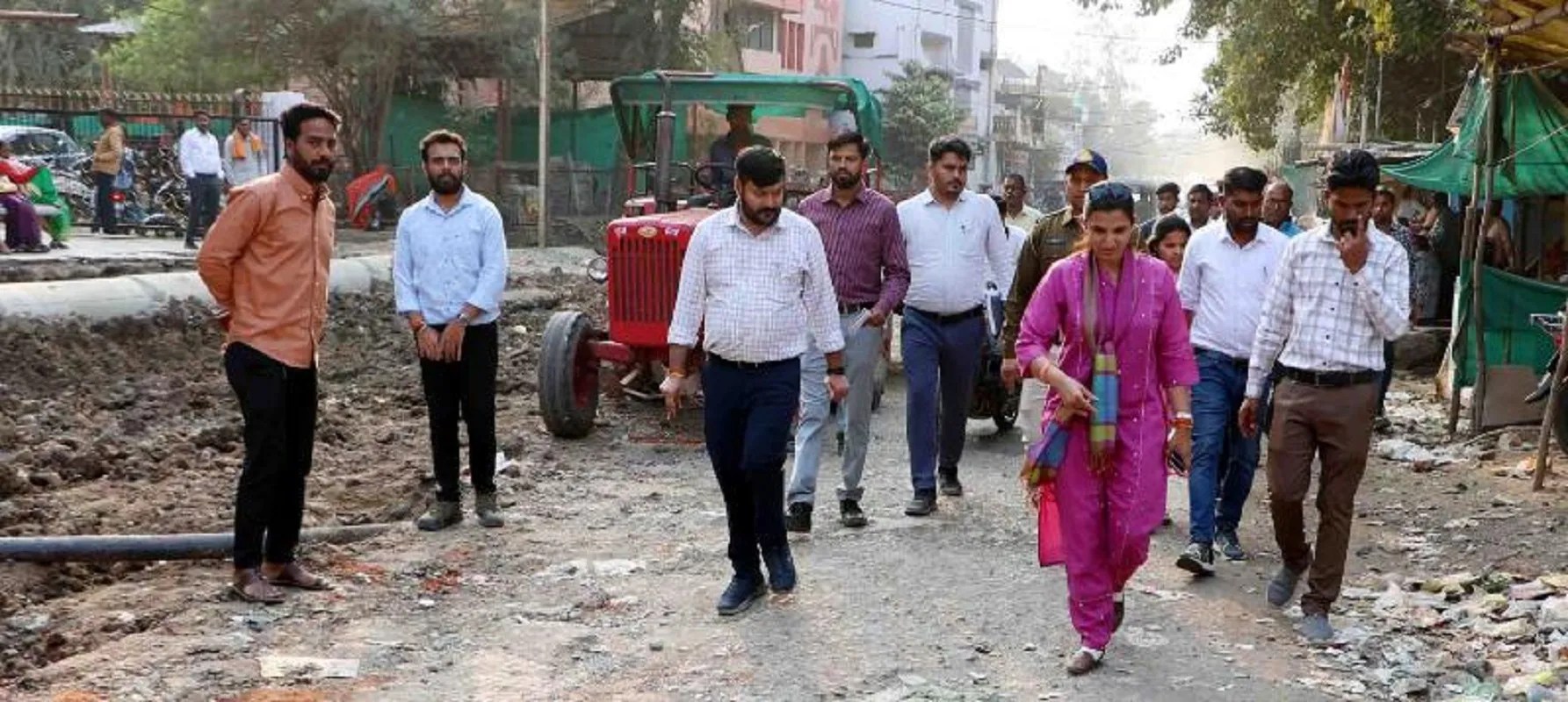 कलेक्टर ने केएफडब्ल्यू से वित्तपोषित सीवर परियोजना के अंतर्गत डेडवारा स्थित सीवर ट्रीटमेंट प्लांट का निरीक्षण किया। उन्होंने सीवर ट्रीटमेंट प्लांट पर शोधन प्रक्रिया के उपरांत प्राप्त जल का अपने समक्ष परीक्षण कराकर गुणवत्ता का अवलोकन किया।