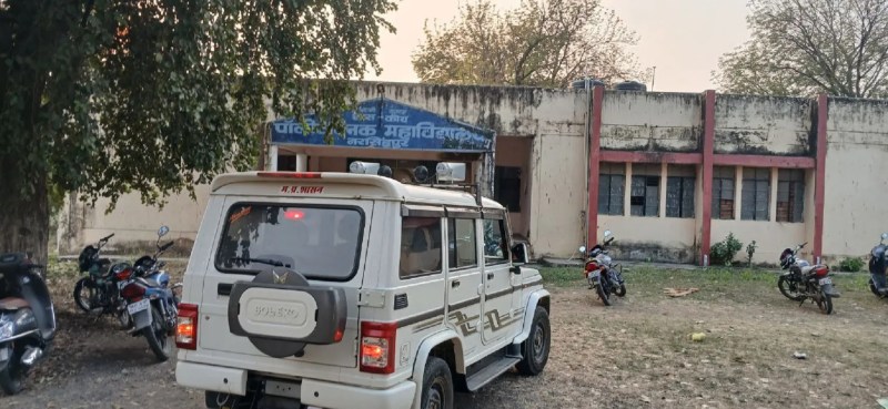 नरसिंहपुर तहसील के कामकाज जल्द ही सुचारू रूप से शासकीय पॉलिटेक्निक कॉलेज के करीब 4 कक्षों से शुरू हो जाएंगे। राजस्व अमला दशकों पुराने भवन से अपनी-अपनी शाखाओं की सामग्री ढुलवाकर नए अस्थाई ठिकाने पर ले जाने में लगा है।