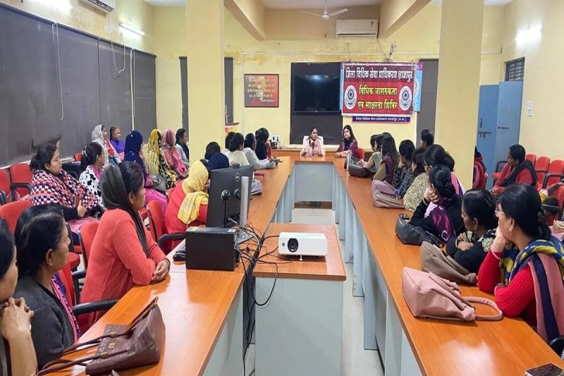 महिलाओं और आंगनवाड़ी कार्यकर्ताओं को दी गई अधिकारों की जानकारी