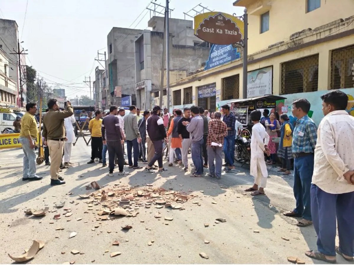 गर्मी की दस्तक के साथ ही पानी का संकट, सडक़ों पर उतरे लोग, मटके फोड़े