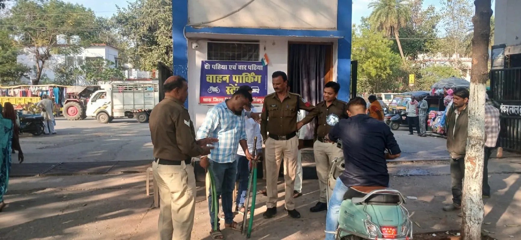 जिला अस्पताल के वाहन स्टैंड पर मंगलवार की शाम दो पक्षों में झगड़ा हो गया। जिसमें एक घायल की शिकायत पर कोतवाली पुलिस ने चार लोगों के खिलाफ मामला कायम किया है। कोतवाली पुलिस ने बताया कि पीडि़त महावीर सिंह