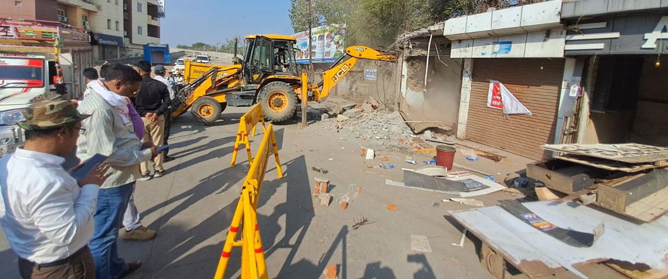 दुकानदारों ने कहा… 23 साल की गाढ़ी कमाई मिट्टी में मिल गई, सिटी मजिस्ट्रेट बोले… मैं तो जनता का सेवक हूं…