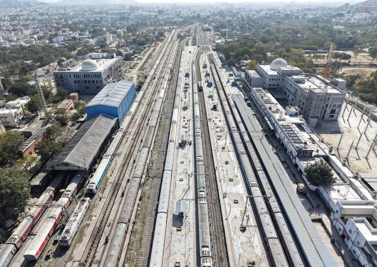 अमृत भारत योजना के तहत 354 करोड़ की लागत से स्टेशन पुनर्विकास के काम किए जाने है। इनमें 86 हजार 248 स्क्वायर मीटर में भवन निर्माण, पार्किंग, कॉनकोर, फूड प्लाजा, 20 लिफ्ट और 26 एस्केलेटर लगाए जाने हैं।