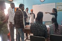 किसानों को फटकारते दफ्तर से बाहर निकालते कृषि कर्मी।