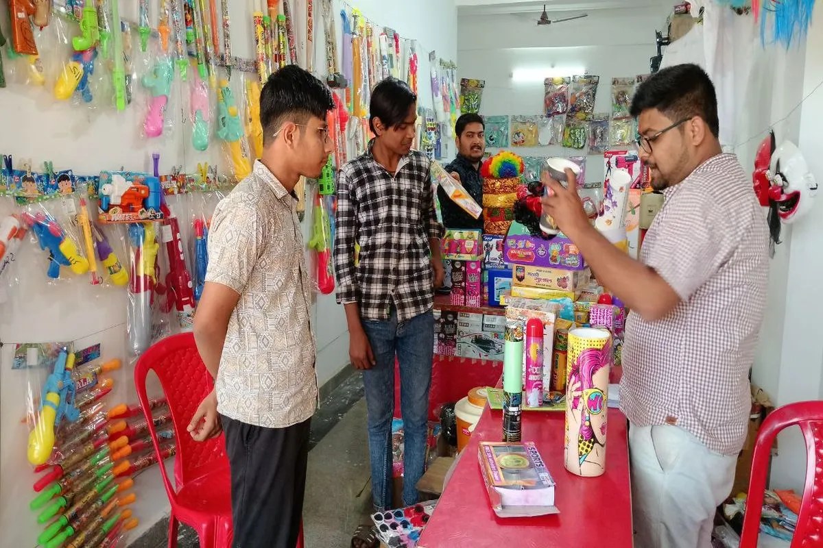 हाइटेक होती होली...हर्बल रंग और गुलाल की डिमांड अधिक Holi is becoming hi-tech... demand for herbal colours and gulal is high