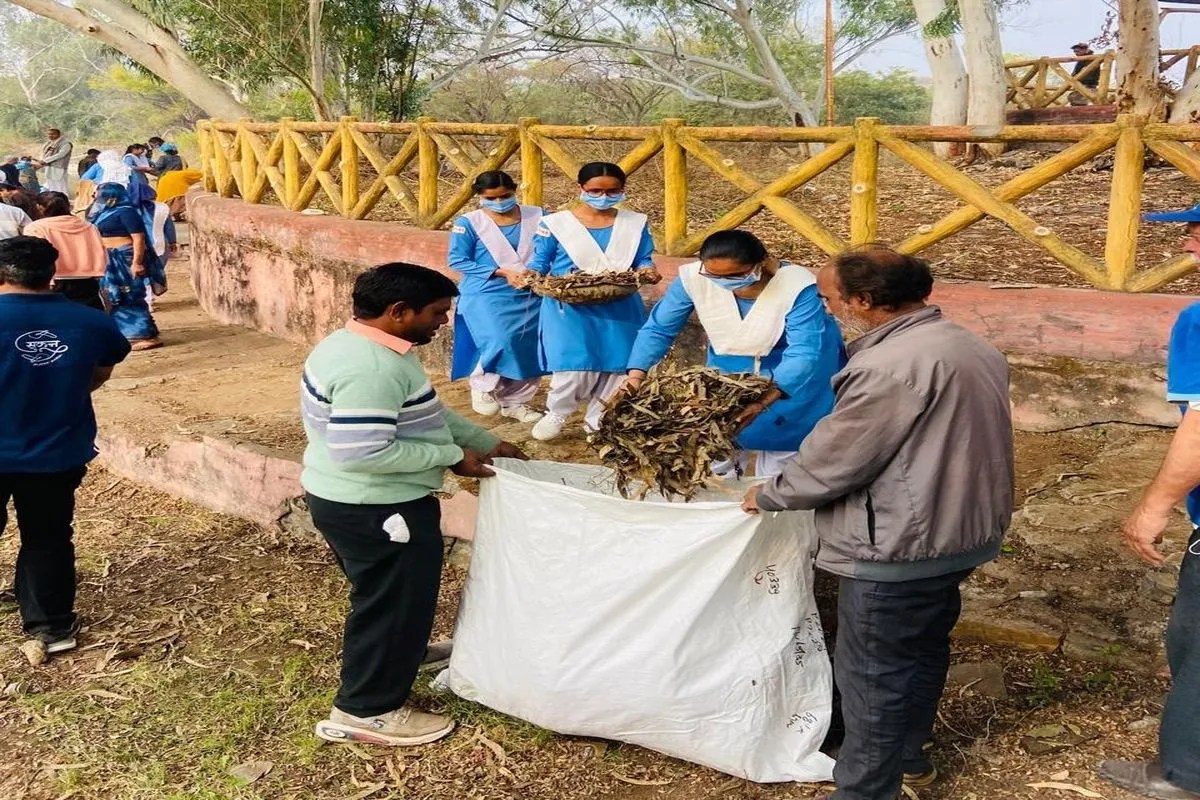 Campaign launched at Harni Mahadev Sarovar: 200 Nirankari devotees removed 10 trolleys of garbage