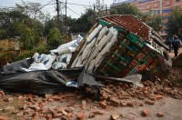 घने कोहरे और जर्जर सड़क के चलते शनिवार सुबह कैंसर पहाड़िया क्षेत्र में बड़ा हादसा होते-होते टल गया।