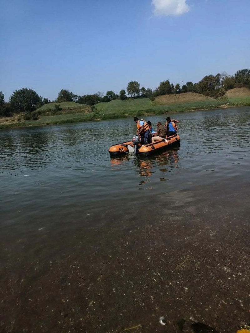 नर्मदा के महादेव पिपरिया घाट पर एक दुखद घटना सामने आई। स्नान के दौरान 15 वर्षीय ओम पिता टीकाराम राजोरिया निवासी केंद्रीय जेल कॉलोनी जबलपुर नदी में डूब गया।