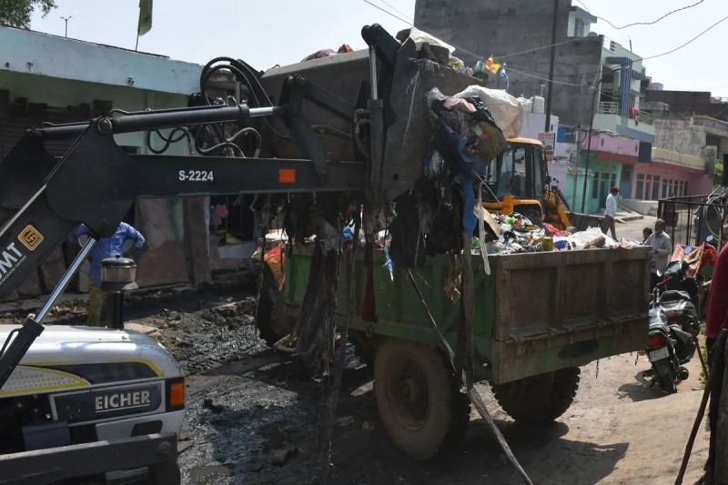 अब उफान नहीं मारेंगे सीवरेज, रोबोट से होगी सफाई Sewers will no longer overflow, cleaning will be done by robots
