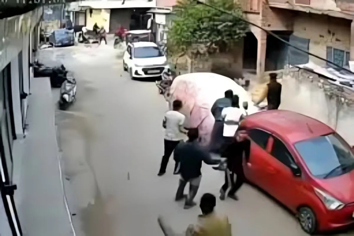 लखनऊ में हमला: युवती को दौड़ाकर पैरों से रौंदा, सीसीटीवी वीडियो वायरल (फोटो सोर्स : WhatsApp News Group)