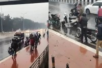 बारिश से बचने खड़े बाइक सवारों का चालान (फोटो सोर्स : WhatsApp News Group)