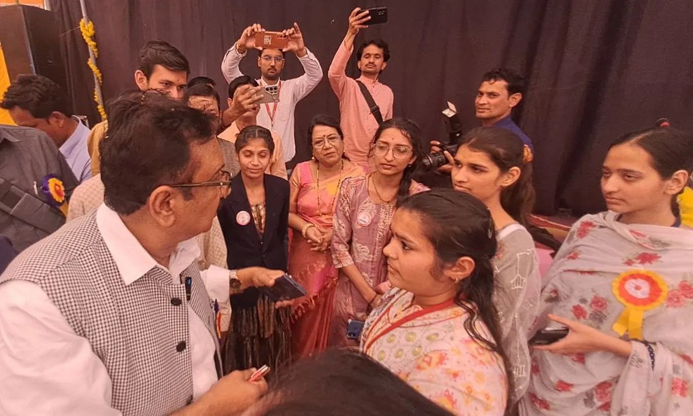 मंत्री शाह को सवर्ण छात्राओं ने घेरा, बोलीं… कॉलेज क्या सिर्फ SC-ST के लिए, स्टेशनरी मेरे लिए क्यों नहीं ?