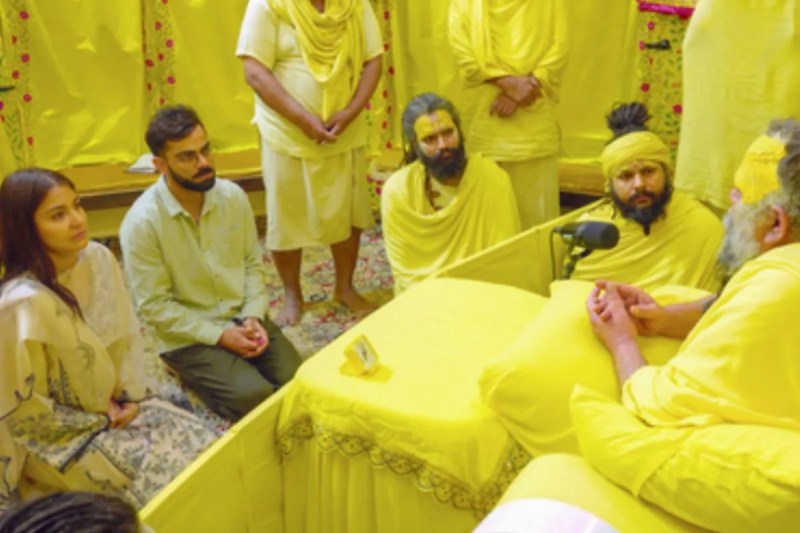 संत प्रेमानंद जी के वचन सुनते विराट-अनुष्का