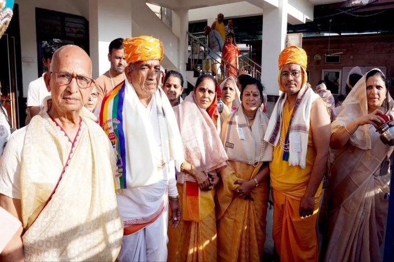 The conch shell of Siddhchakra Mahamandal Vidhan is blown along with Ghat Yatra.