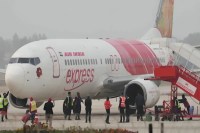 पायलट की सतर्कता से टला संभावित खतरा, सवा दो घंटे की देरी के बाद रवाना हुए 172 यात्री (फोटो सोर्स : WhatsApp News Group)