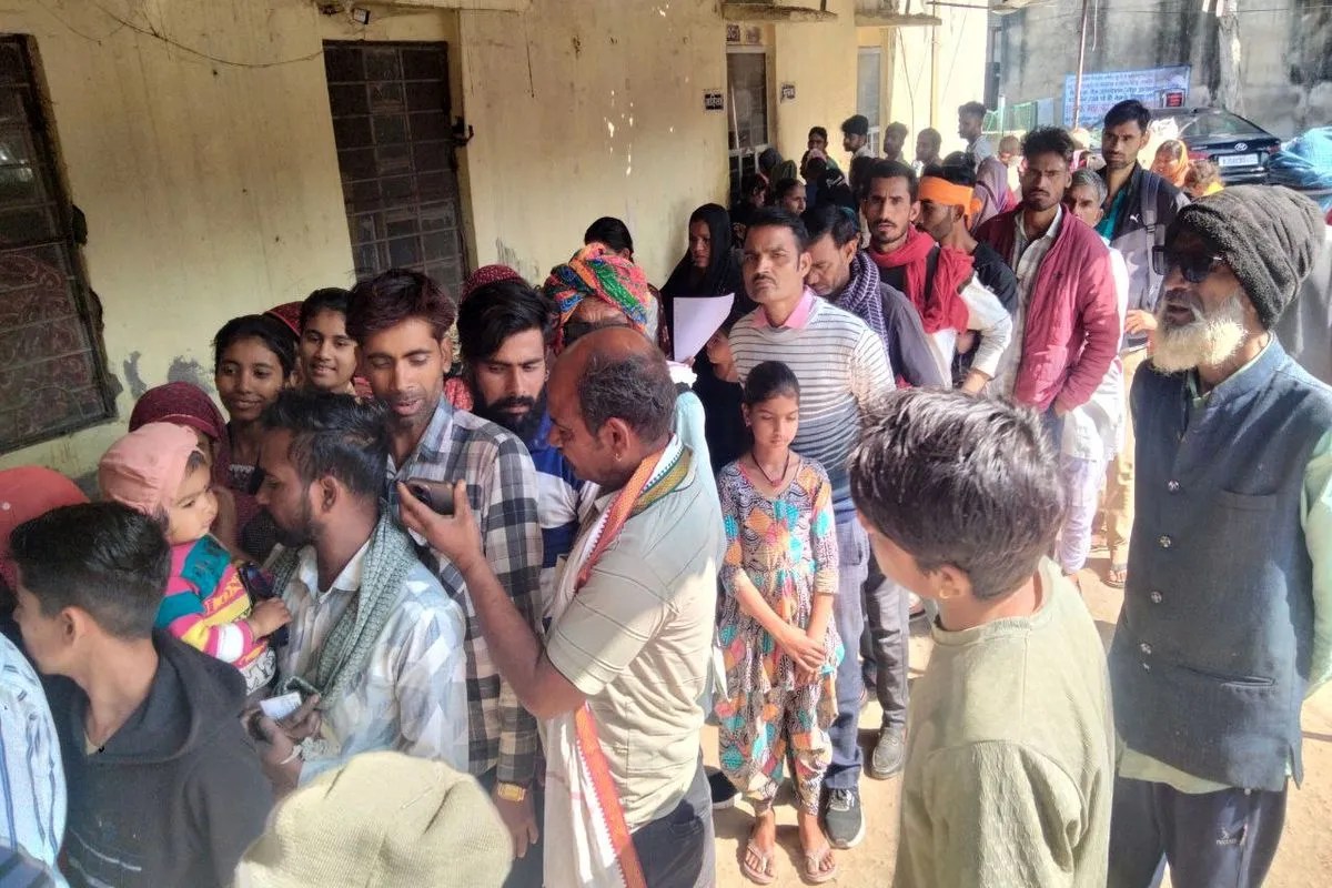 Bundi : क्यू आर कोड की सुविधा के बावजूद नहीं मिली कतार से निजात