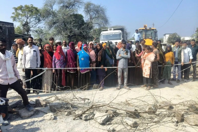 Bundi : बम्बूली में सीसी सड़क पर नाली निर्माण को लेकर लगाया जाम