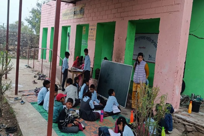 Bundi : टीनशेड के नीचे पढ़ाई कर रहे 102 बच्चे