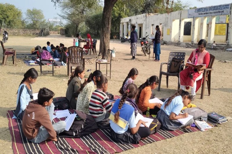Bundi : पेड़ की छांव के साथ खिसकती है आठ कक्षाएं