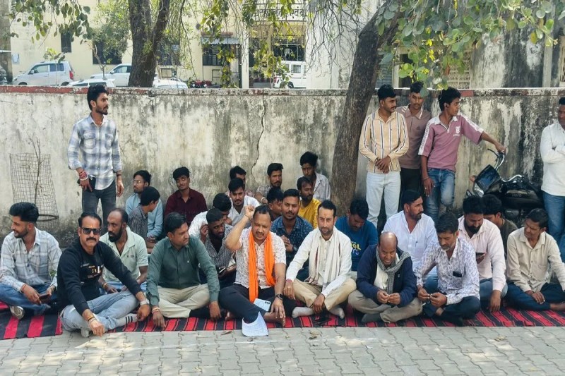 Bundi : उपखंड अधिकारी कार्यालय में 2 घंटे धरना, डॉग बाइट पीड़ित छात्रा के लिए न्याय की मांग