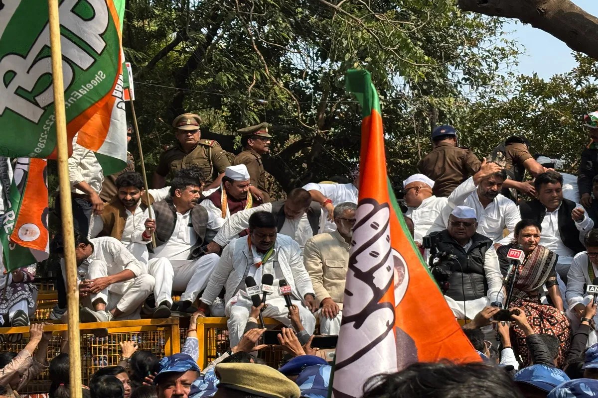 भाजपा सरकार पर कुशासन के आरोप, हजारों कार्यकर्ताओं संग निकले दिग्गज नेता (फोटो सोर्स : WhatsApp News Group)