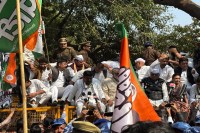 भाजपा सरकार पर कुशासन के आरोप, हजारों कार्यकर्ताओं संग निकले दिग्गज नेता (फोटो सोर्स : WhatsApp News Group)