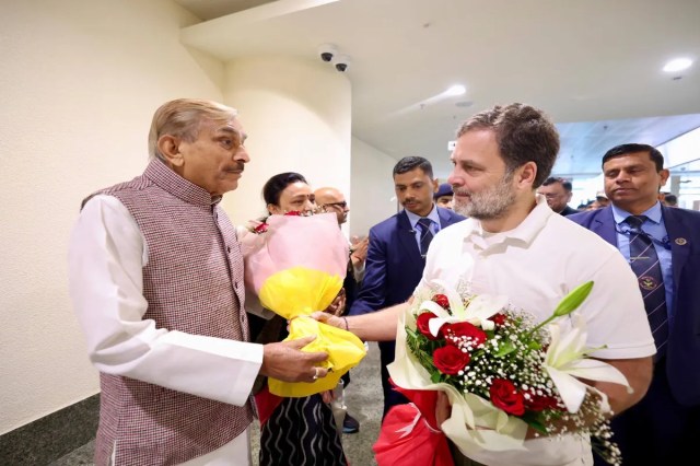 सुल्तानपुर में जिला न्यायालय में पहुंचे राहुल गांधी