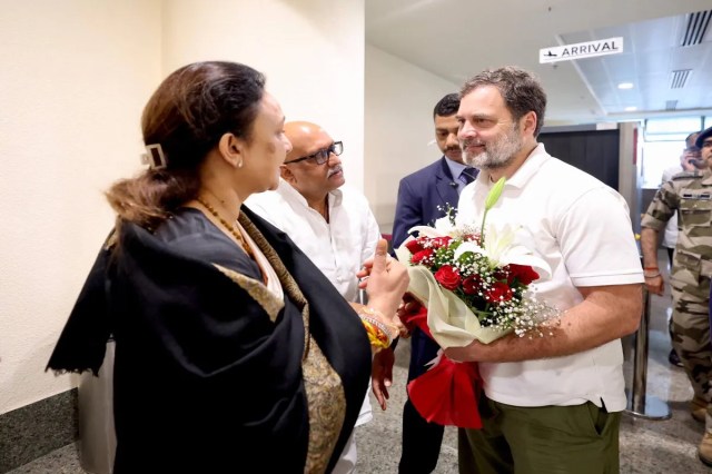 सुबह लखनऊ एयरपोर्ट से सुलतानपुर रवाना हुए थे राहुल गांधी