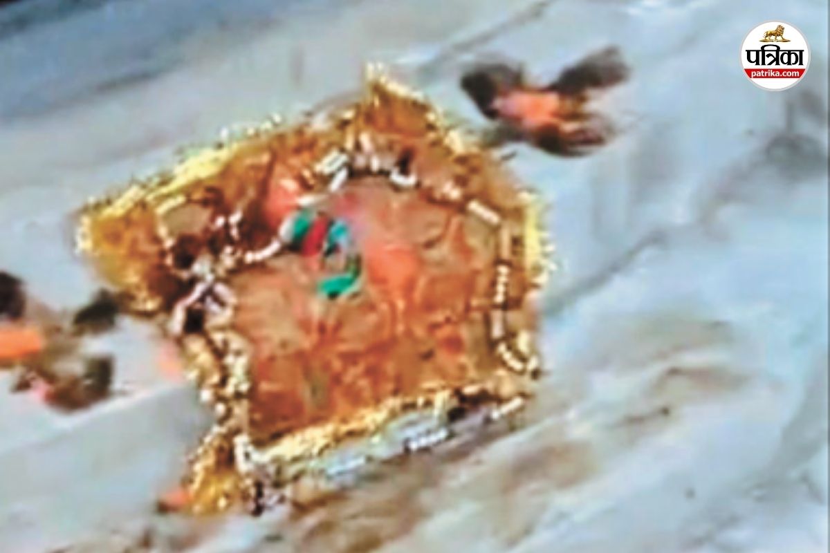 Crime News: क्लासरूम में रहस्यमयी चिह्न और तोड़फोड़ से फैली दहशत, अज्ञात के खिलाफ FIR दर्ज, पुलिस जांच तेज