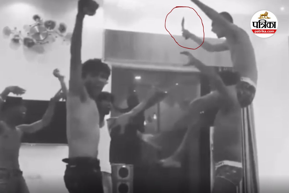 हथियार लहराते युवकों का वीडियो वायरल (photo source- Patrika)