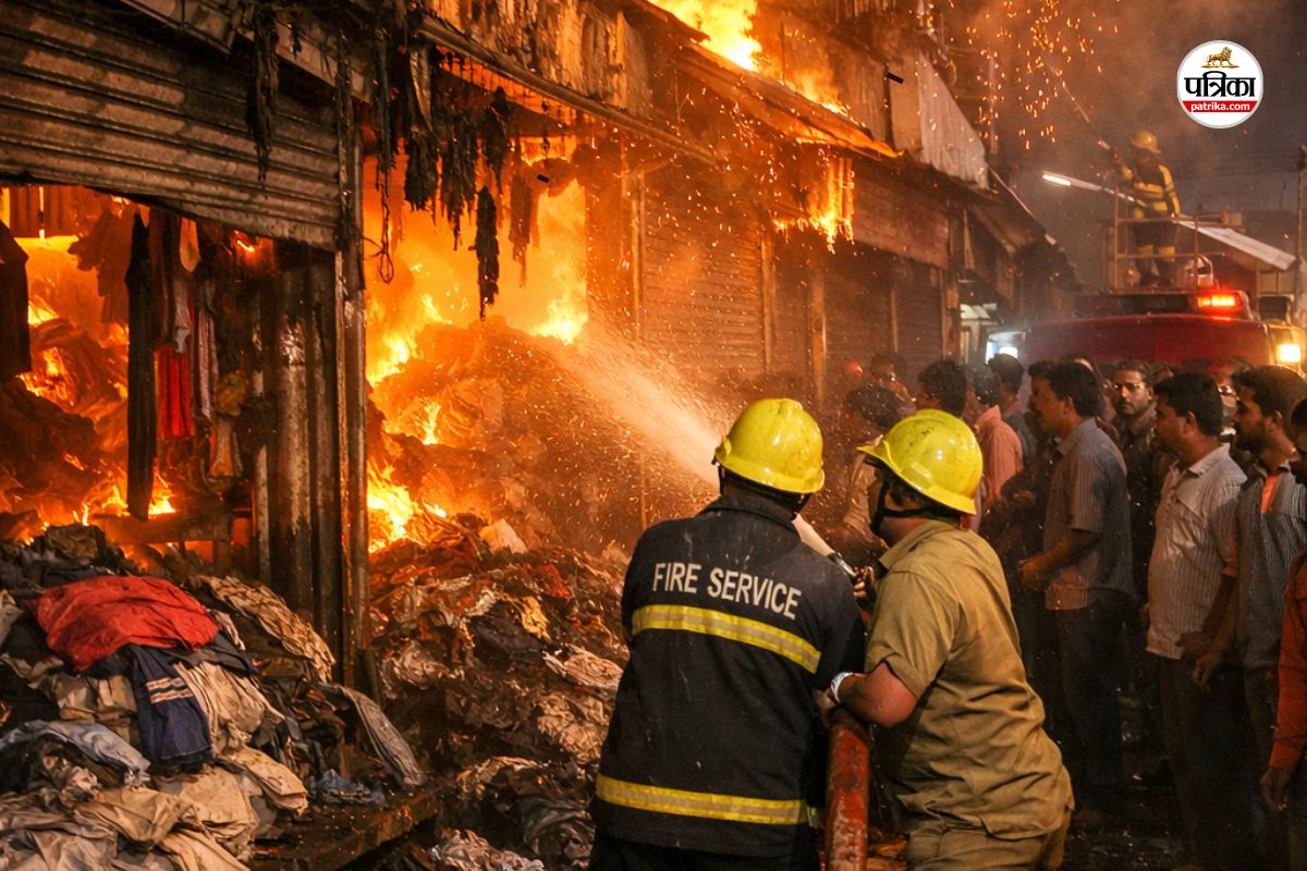 CG News: आधी रात को कपड़ों के दुकान में लगी भीषण आग, लाखों का सामान जलकर खाक(photo-AI)